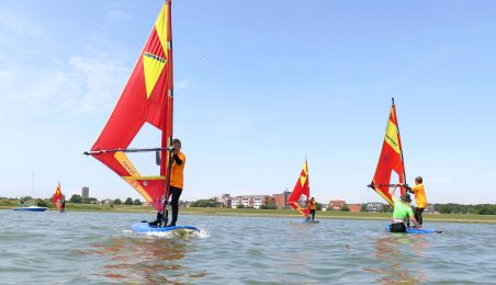 + Windsurfen für Kinder von 6 bis 12 Jahren